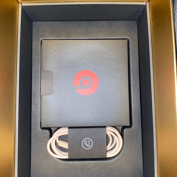 Brand new beats 3 studio wireless - Picture 2 of 6